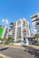 Gorgeous and Spacious 2BR Beach Apt with Pool, Parking and Gym - B&B Gold Coast