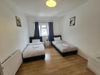 Spacious 4 Bedroom House in Dagenham - B&B Dagenham