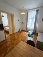 Huge Retro Apartment - 100 sqm - Near Train Station - B&B Bratislava