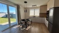 Moderný dom s kuchyňou, záhradou a parkovaním - B&B Trenčín