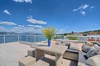 Vlado's - Beachfront & Rooftop Apartment - B&B Slatine