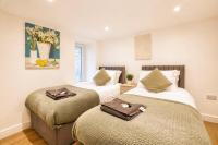 Large 2 Bedroom Apartment - Zip and link beds choose 2 double beds or 4 single - Huge Living Space - Private Parking - Near Bridgwater - Chambres d'hôtes North Petherton