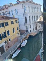 Canal View Flat Modern Design in Venice Palace - B&B Venice