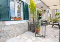 Seafront Stone House Maxim - Chambres d'hôtes Tivat