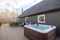 Luxury 4BR in Hudson Valley on a 8 Acre Estate - Hot Tub, Large Firepit, Oversized 38 Ft Deck! - B&B Old Chatham