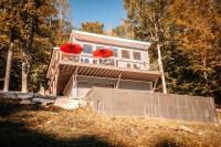 Cozy Cardoness Cabin on Private Fish Pond with Flowing Waterfall and Fountain - Chambres d'hôtes Linden