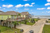 Steps to Shore! 'Just Beachy' Home w/ Deck + Views - Ferienwohnung Crystal Beach