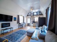 Cozy Lofted Cabin #1 at Cataract Lake Getaway - B&B Poland