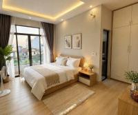 Zimmer mit Kingsize-Bett und Balkon