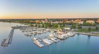 Two-Bedroom Penthouse with Grand Traverse Bay Views (Self Check-In)