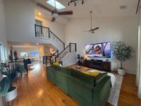Modern Midtown Townhome - 2 Car Garage - Private Courtyard - 98" TV - B&B Houston