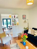 Stylish 2 bed home - Hitchin - parking - near station and parks - B&B Ickleford