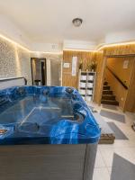 Villa X Budapest - Private Villa for Stag, Hen & Group Parties - Bed and Breakfast Boedapest