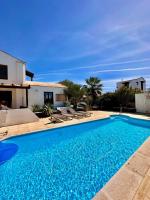 Villa Sonrisa - Family & Surf Escape & Private Pool - B&B La Oliva