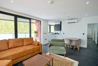 Modern, New, 2-Bed 2-Bath Flat with Balcony, Sleeps 6 - Ferienwohnung London