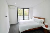 Modern, New, 2-Bed 2-Bath Flat with Balcony, Sleeps 6 - Ferienwohnung London