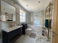 6 Bed 2,5 Bath Executive Contractor and Visitor Stay, off Street Parking 2 Vans or 3 Cars, Super Fast WiFi, Close to Leeds and Bradford - Chambres d'hôtes Drighlington