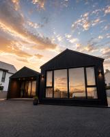 "Deerpark Villa - Sleeps 8, Views of The Rock of Cashel, Palace Hotel & outdoor Sauna! - Chambres d'hôtes Cashel