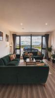 "Deerpark Villa - Sleeps 8, Views of The Rock of Cashel, Palace Hotel & outdoor Sauna! - Chambres d'hôtes Cashel