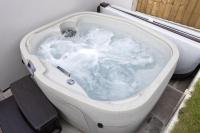 Stylish Two Bed Cheltenham Retreat with Hot Tub - Ferienwohnung Cheltenham