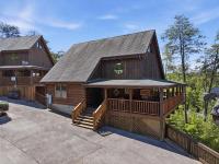Pet-Friendly Cabin - Hot Tub - Game Room - Views - King Beds - Bed and Breakfast Sevierville