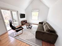 Jenkins Pond Beach Access with Basketball Hoop & Grill, Bright Cape Cod Retreat near Jenkins Pond in Falmouth - Parking, Modern Retreat with Outdoor Space, 24 Hour Hospitality - Chambres d'hôtes Falmouth