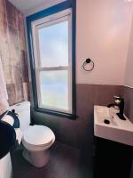 New! Stylish Spruce 3 bedroom Free parking & Wi-FI - Bed and Breakfast Niagara Falls
