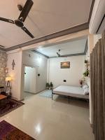 JinAagam Homestay near Mahakal, 2BHK Ground Floor - Chambres d'hôtes Ujjain