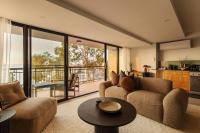 Stylish 2BR Rooftop Pool, Walk to CBD & River - B&B Perth