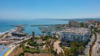 Apartment with Terrace and Pools in the Port - Chambres d'hôtes Estepona