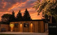 Cosy Canal-side lodge with log burner - B&B Bromsgrove