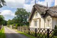 Chocolate Box Thatched Lodge by the Lake - Ferienwohnung Hemingford Grey