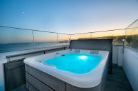 Sandora Pearl - Sea View Penthouse with Jacuzzi, Steps from the Beach & Old Town - B&B Albufeira