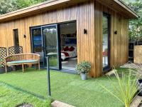 Modern garden room with private access and free parking - B&B St Albans