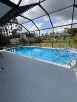 Tranquil 3 Bedroom Ocean Vibes Retreat with pool - Chambres d'hôtes Port Charlotte