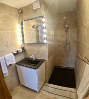 Studio neuf avec accès piscine, terrasse, parking - proche Marseille et aéroport - Bed and Breakfast Les Pennes-Mirabeau