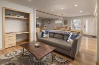 Elegant 2BR Retreat Prime Downtown Location Overlooking Parks Greenbelt - Chambres d'hôtes Anchorage