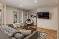 Elegant 2BR Retreat Prime Downtown Location Overlooking Parks Greenbelt - Chambres d'hôtes Anchorage