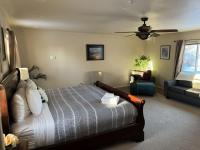 Cheerful 4 bedroom home with HOT TUB close to Airport - Ferienwohnung Anchorage