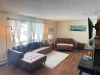 Cheerful 4 bedroom home with HOT TUB close to Airport - Bed and Breakfast Anchorage
