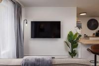 Stylish Downtown Studio - Free Parking plus Kitchen - B&B Anchorage