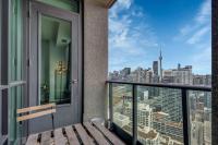 StayToronto - Urban 1BR Plus Den Suite - Sleeps 6 - Bed and Breakfast Toronto