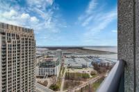 StayToronto - Urban 1BR Plus Den Suite - Sleeps 6 - Bed and Breakfast Toronto
