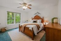 RidgeHaven Retreat Massanutten 4BR Cabin w Fire Pit Games & Outdoor Dining - B&B McGaheysville