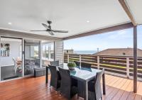 Hood Road Beach House- Hamptons inspired sleeps 9 - Chambres d'hôtes Indented Head