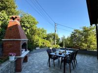 Mediterranean Family Apartment with Garden, Sea & Mountain View - B&B Veprinac