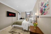 Modern 1BR- Sleeps 4 - 2 Separate Sleeping Zones - Free Parking - Chambres d'hôtes Esher