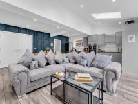 Luxury Manor home, 6-car drv, Pool table big, Fully equipped home for families and contractors - B&B Middleton