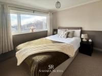 Stylish 2 Bed Hyde - sleeps 4 - Contractor & Family - Free Parking - Bed and Breakfast Hyde