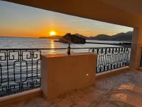 Iconic Sveti Stefan Island View Luxury - 3BR - Terrace - Frontline Beach Access - Free Parking - Bed and Breakfast Sveti Stefan
